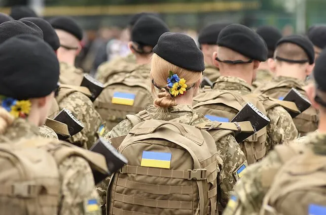 Люди у військовій формі України, що символізує мобілізацію