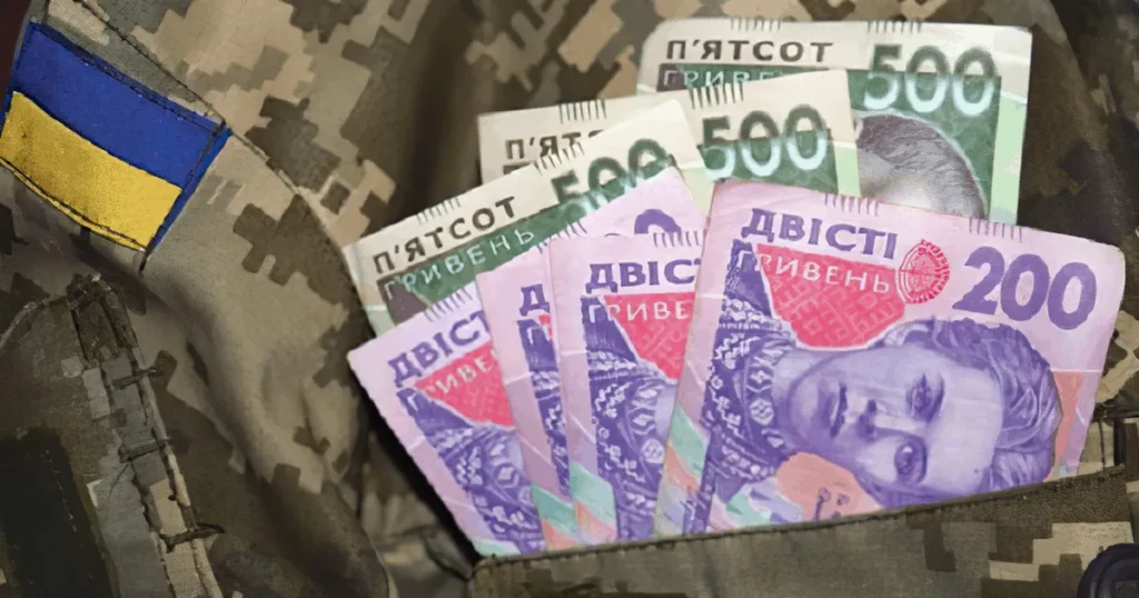 Гроші у кишені військової форми, що символізує виплати військовослужбовцям